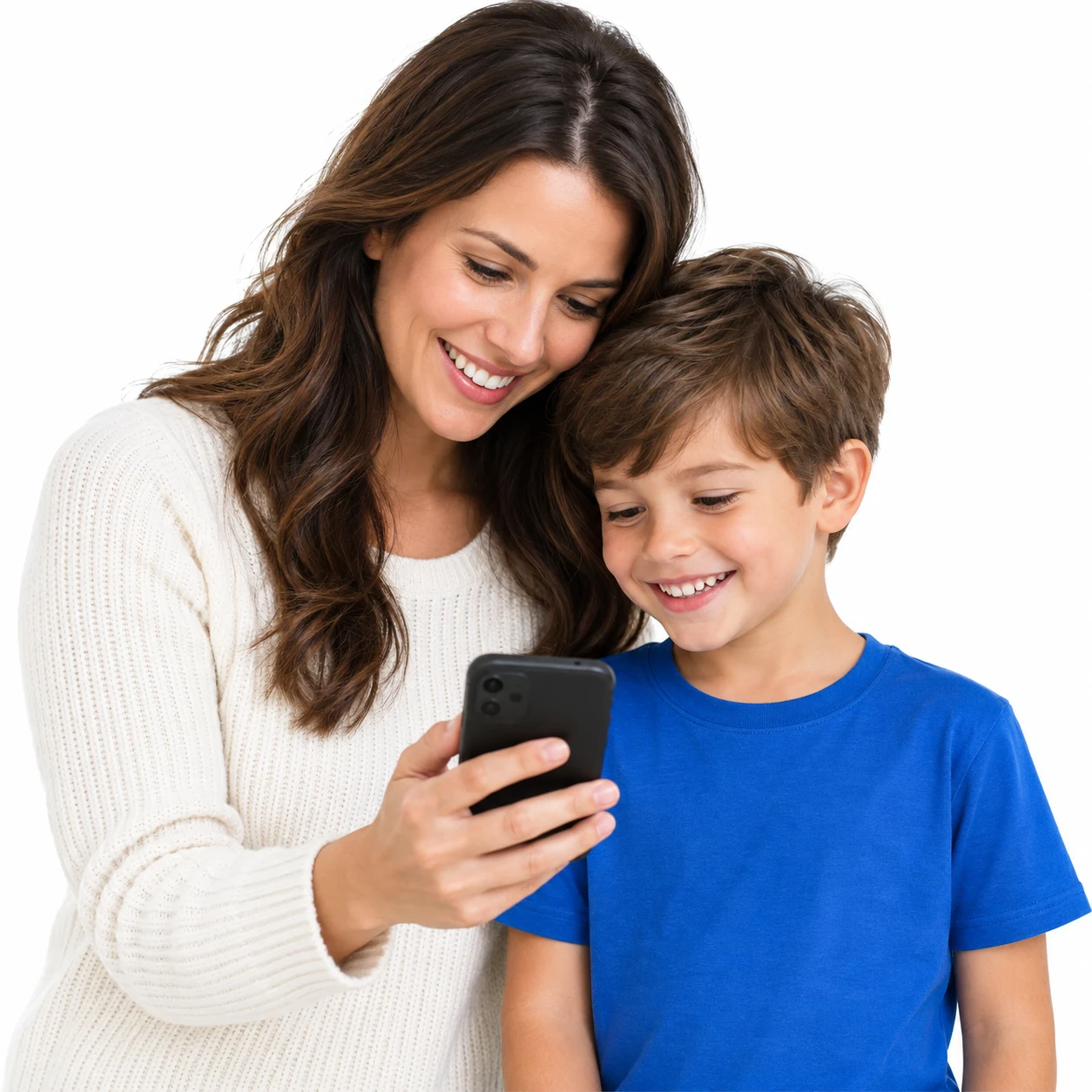 Mãe e filho sorrindo enquanto olham um celular